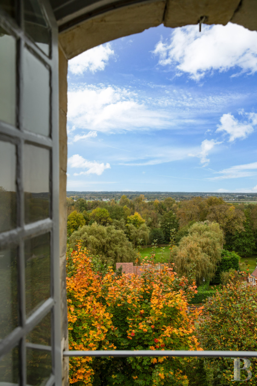 En Indre-et-Loire, sur les hauteurs d’un village, près d’Amboise, un château et son hameau en bordure de forêt - photo  n°18